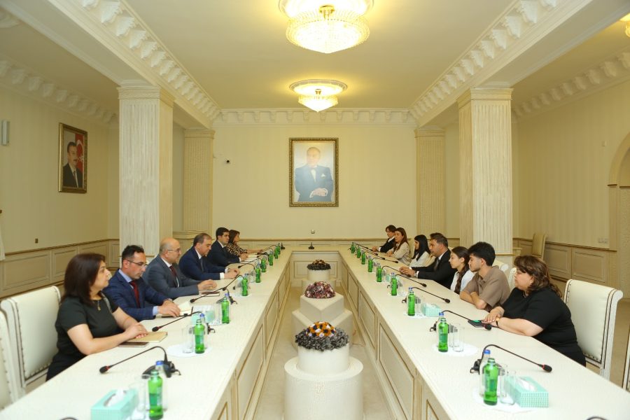 Niyazi Bayramov bu il məzun olan şəhid ailəsi üzvləri ilə görüşüb- FOTO 1 IMG 20250613 WA0128