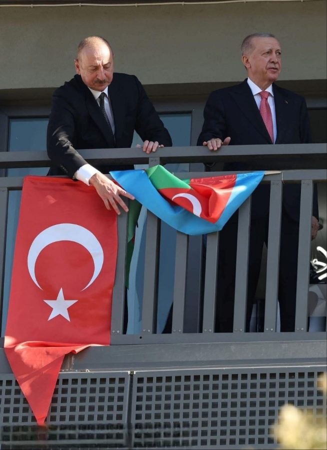 İlham Əliyev eyvanda bükülmüş bayrağı düzəltdi - FOTOLAR 2 IMG 20250620 WA0004