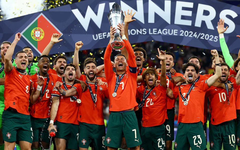 Dramatik final: Portuqaliya çempion oldu, Ronaldo ağladı - FOTO