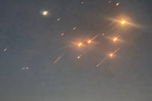 İran raket atəşinə başladı: Təl-Əvivdə partlayışlar - VİDEO