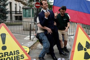 Makronun fiquru səssiz mesaj oldu – Rusiya səfirliyi qarşısında ŞOK aksiya