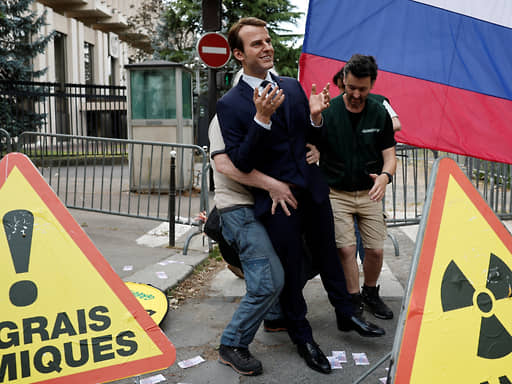 Makronun fiquru səssiz mesaj oldu – Rusiya səfirliyi qarşısında ŞOK aksiya