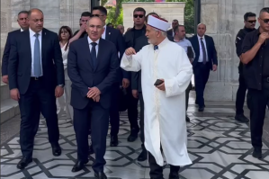 Paşinyan İstanbulda Göy məscidi ziyarət edib