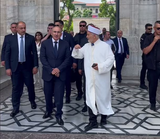 Paşinyan İstanbulda Göy məscidi ziyarət edib