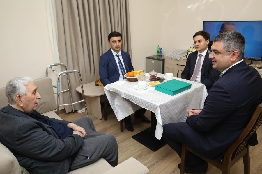 AHİK-in nümayəndələri Xalq artisti Arif Babayevi ziyarət ediblər - FOTO