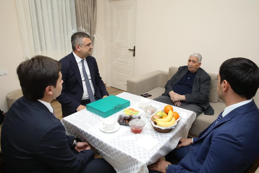 AHİK-in nümayəndələri Xalq artisti Arif Babayevi ziyarət ediblər - FOTO