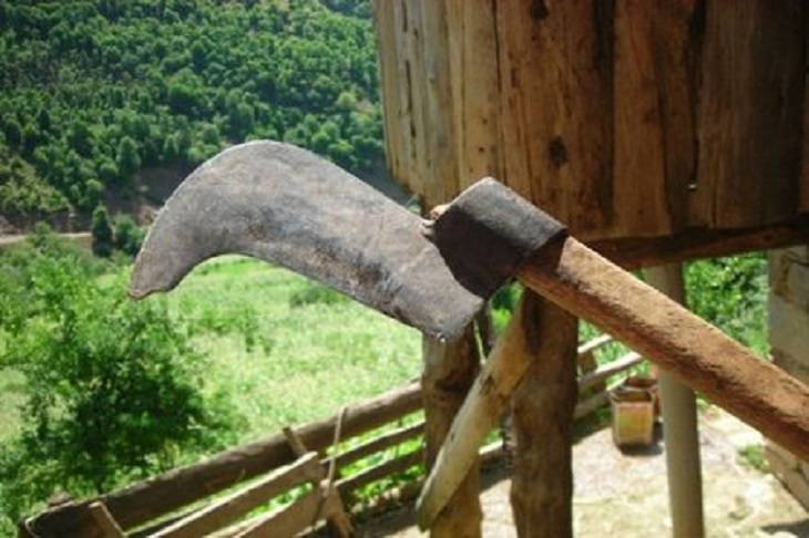 Qəbələdə kişi həmkəndlisini dəhrə ilə öldürdü