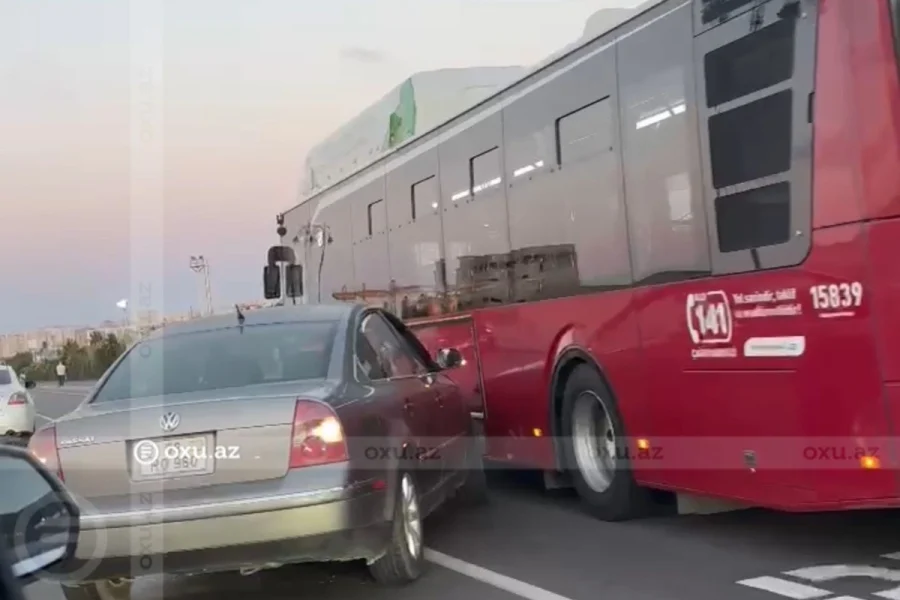 Bakıda avtomobil "Baku Bus"la toqquşdu