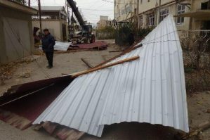 Güclü külək tikilinin damını maşının üzərinə aşırdı