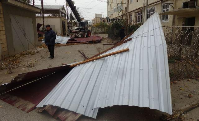 Güclü külək tikilinin damını maşının üzərinə aşırdı