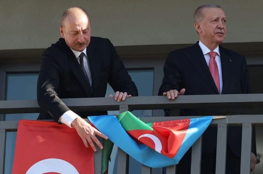 İlham Əliyev eyvanda bükülmüş bayrağı düzəltdi - FOTOLAR 1 sds
