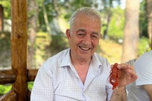 Tanınmış şair ağacdan yıxıldı, 10 sümüyü sındı