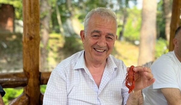 Tanınmış şair ağacdan yıxıldı, 10 sümüyü sındı