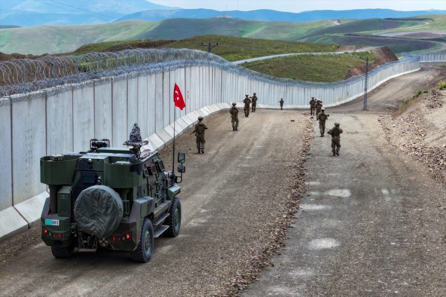 Türkiyə qapılarını İranın üzünə bağladı – Sərhəddə nəzarət gücləndirildi 1 van iran sinirinda insa edilen guvenlik duvarinin 173 kilometresi tamamlandi f66ddb7