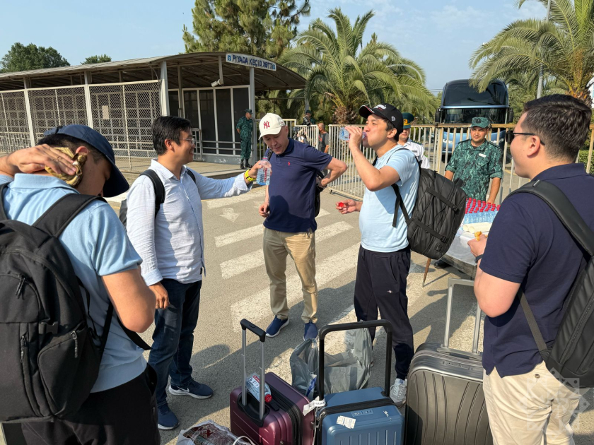 Azərbaycan Qazaxıstan vətəndaşlarını İrandan təxliyə etdi - FOTO