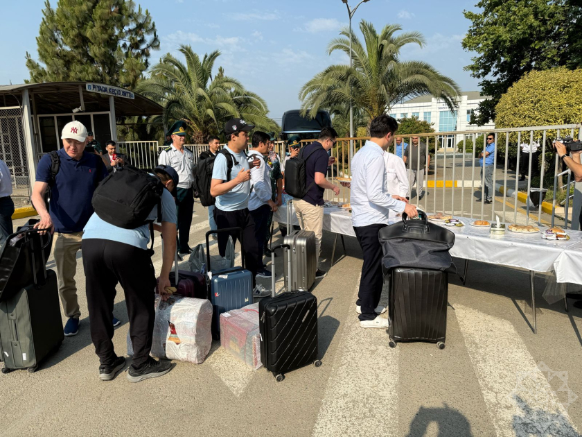 Azərbaycan Qazaxıstan vətəndaşlarını İrandan təxliyə etdi - FOTO