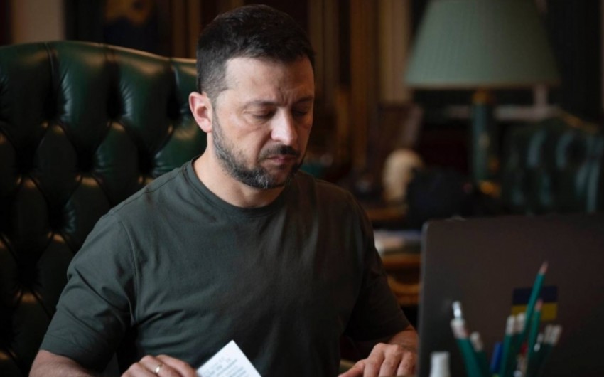 Zelenski kütləvi etirazlara baxmayaraq mübahisəli qanunu imzaladı