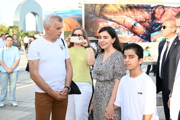 Leyla Əliyeva Dənizkənarı bulvarda sərgi açılışında - FOTO 1