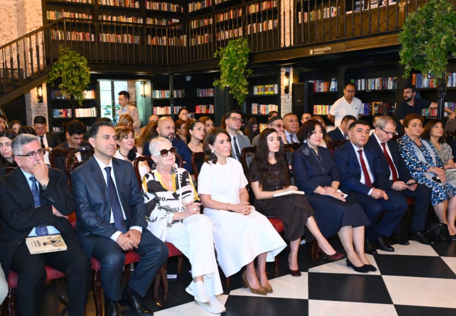 Leyla Əliyeva Bakı Kitab Mərkəzində - FOTO 7 1752866001224982119 1200x630