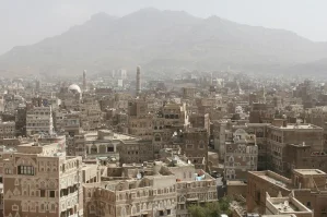 Yəməndə güclü partlayış baş verdi: Silah anbarı havaya uçdu