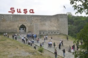 Forum iştirakçıları Şuşanın tarixi məkanları ilə tanış oldular