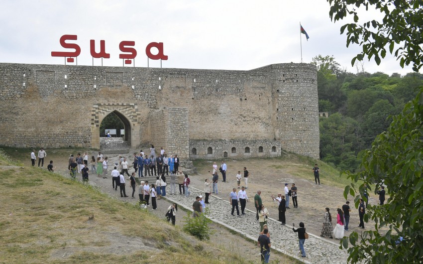Forum iştirakçıları Şuşanın tarixi məkanları ilə tanış oldular 1 5fa6f13f edf0 35d0 8b68 91763b42c076 850