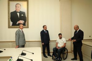 Niyazi Bayramov məzun olan müharibə iştirakçısı ilə görüşdü - FOTOLAR