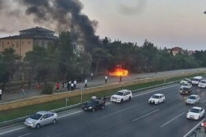 Aeroport yolunda maşın yandı, tıxac yarandı - FOTO
