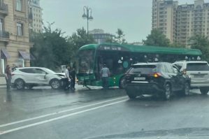 “Bakubus” avtobusu ilə 2 avtomobil toqquşdu - FOTOLAR