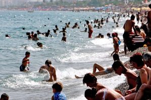 Bakıda çimərlikdən yayılan görüntü narazılıq yaratdı: günahkar isə... - VİDEO