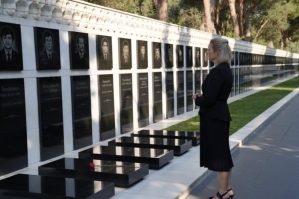 Emi Karlon Şəhidlər xiyabanında - FOTO