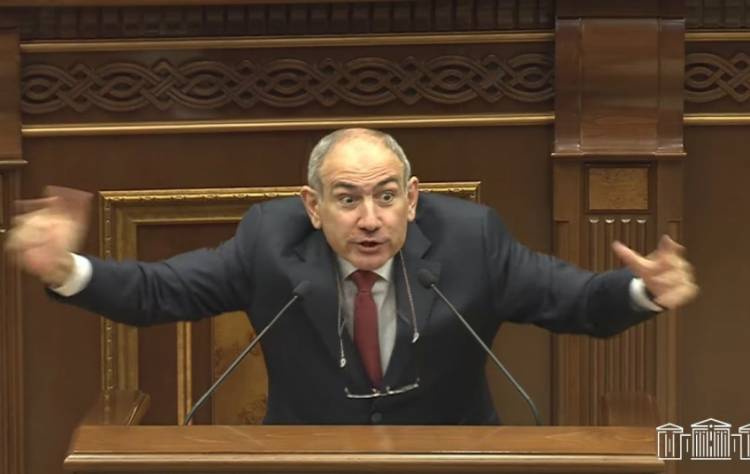 “Yarpaqların kölgəsində gizlənən baş nazir” - Paşinyanın paylaşdığı foto GÜNDƏM OLDU