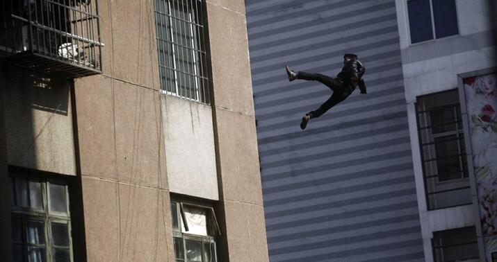 Bakıda 47 yaşlı kişi binadan yıxılıb öldü - FOTO