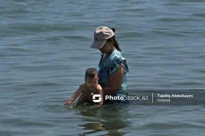 Həkim xəbərdarlıq etdi: körpələrin dənizdə çimmələri...