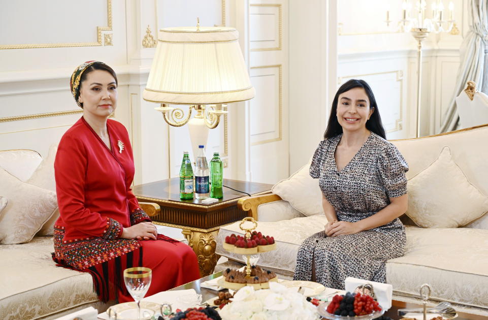 Leyla Əliyeva Oquldjaxan Atabayeva ilə görüşdü - FOTOLAR 1 l 1 1