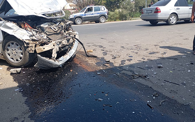 Maşının təkəri partladı: Ölən və yaralananlar var - VİDEO
