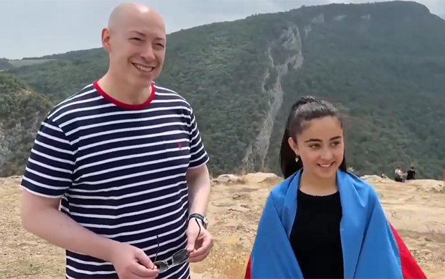 Şuşada Qordonla azərbaycanlı qızın təsirli söhbəti... - VİDEO 1 Şuşada Qordonla azərbaycanlı qızın təsirli söhbəti... - VİDEO