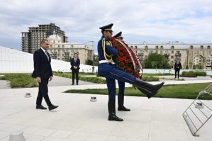Sərdar Ayaz Sadiq Zəfər parkında... - FOTOLAR