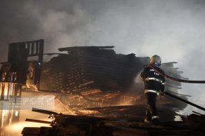 “Taxta bazarın”dakı yanğın tam söndürüldü - VİDEO