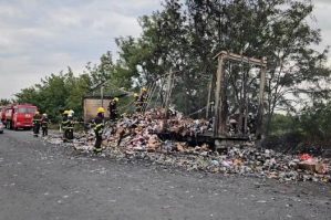 Şəkidə TIR yanaraq kül oldu - FOTO