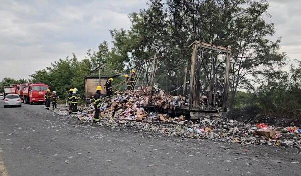 Şəkidə TIR yanaraq kül oldu - FOTO