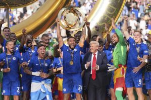 “Çelsi”yə kuboku Tramp təqdim etdi