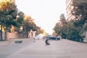 Kaskasız moped sürücüsü asfalta çırpıldı - VİDEO