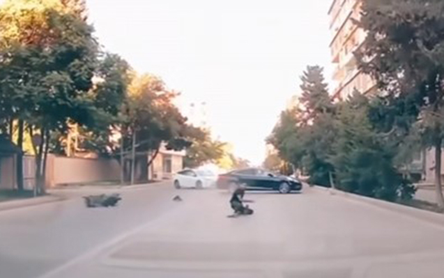 Kaskasız moped sürücüsü asfalta çırpıldı - VİDEO 1 Kaskasız moped sürücüsü asfalta çırpıldı - VİDEO