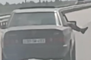 Ayağını pəncərədən çıxaran sərnişin cəzalandırıldı - VİDEO