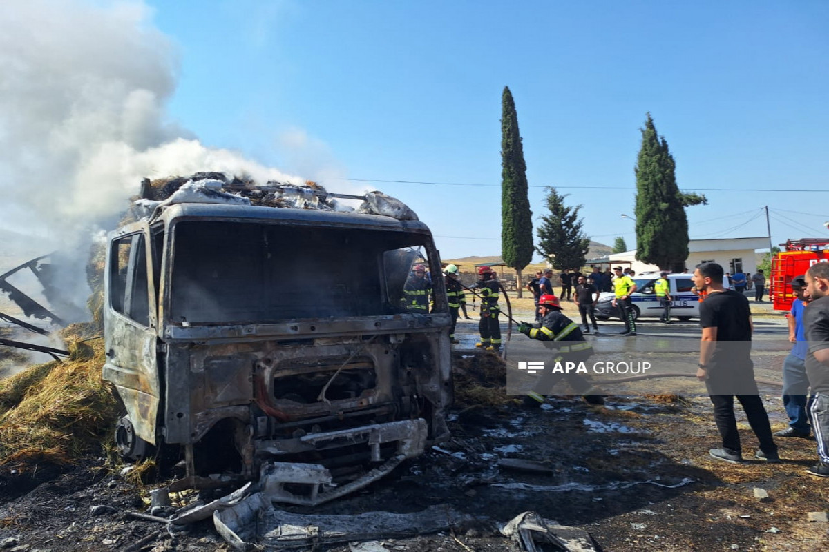 Şəmkirdə otla dolu yük maşını yandı - FOTOLAR 1 y 0