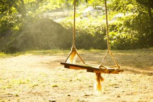 Şəmkirdə faciə: yeniyetmə qız yelləncəkdə öldü