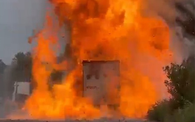 Şəkidə TIR yandı - VİDEO 1 Şəkidə TIR yandı - VİDEO