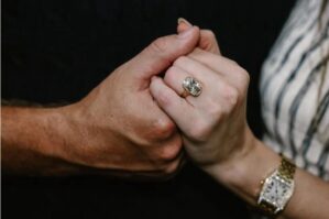 Məşhur müğənni nişanlandı - FOTO