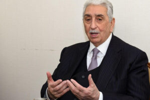 Arif Babayev yanındakı şəxsə baxdı: "Niyə belə sual verirsən?!"